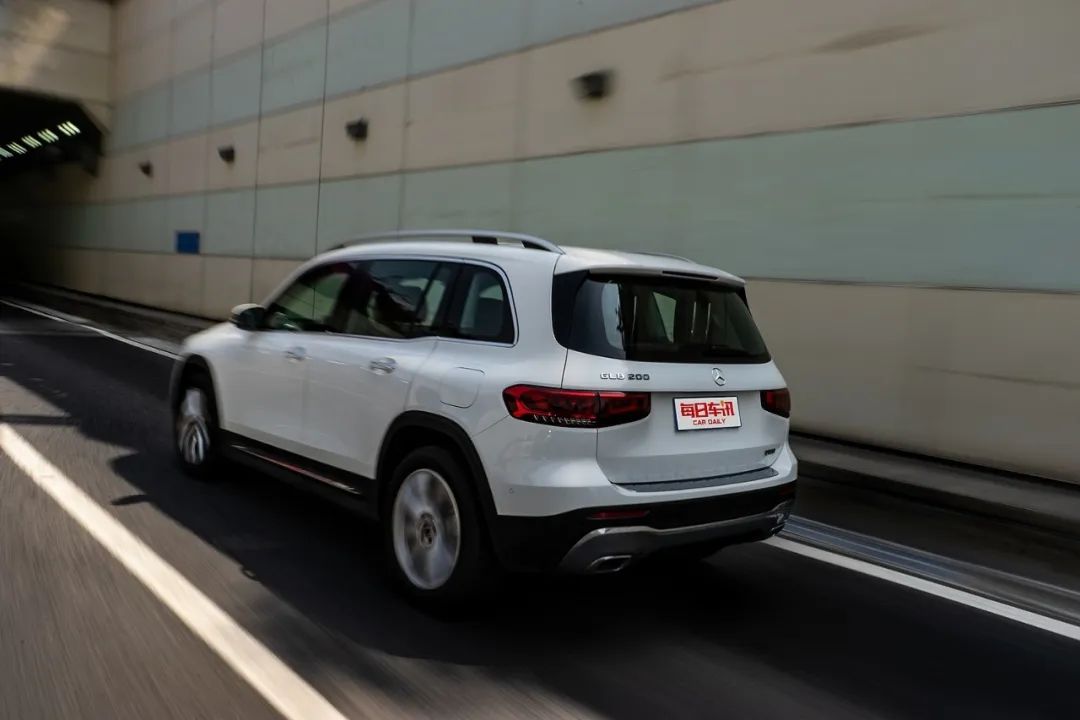 30多万+7座SUV+奔驰，GLB胜在同级“唯一性”|试驾