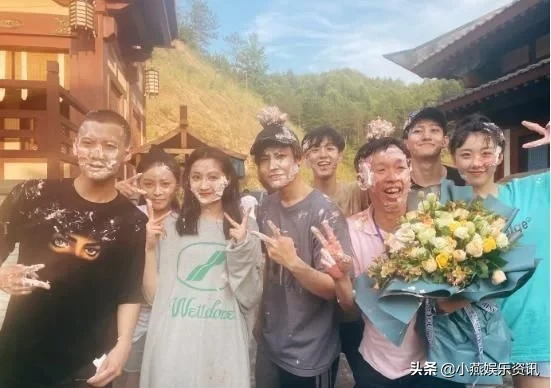 关晓彤晒杀青照满脸奶油仍上镜，希望能像“班婳”一样潇洒坦荡