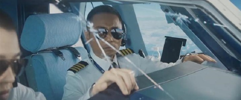 在空中遇到紧急情况，只能选择相信机组人员，