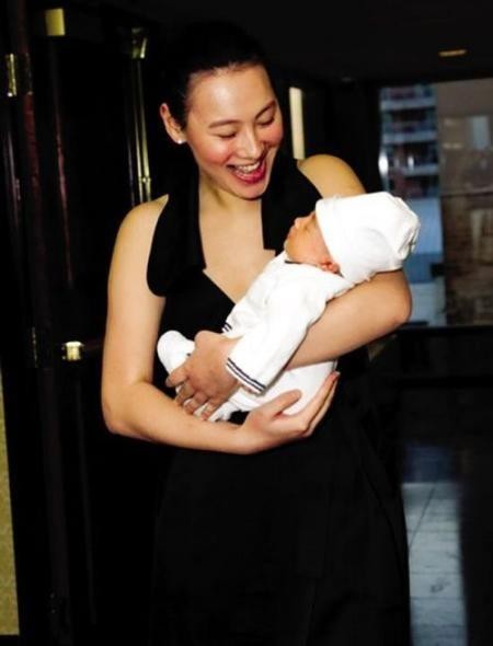 “豪门弃妇”梁洛施的悲伤，2年生3子，为何李家