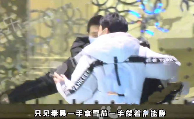 杨坤酒吧庆生排场大，成龙深夜赶来被搀扶，冯小刚醉酒走路都摇晃