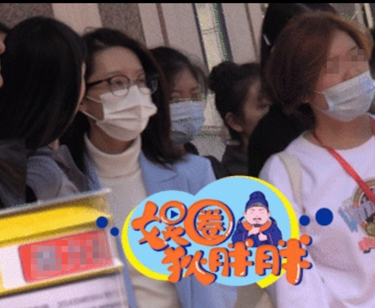 牛莉路透曝光，片场安静不似李沁活跃，大其18岁却看不出年龄差