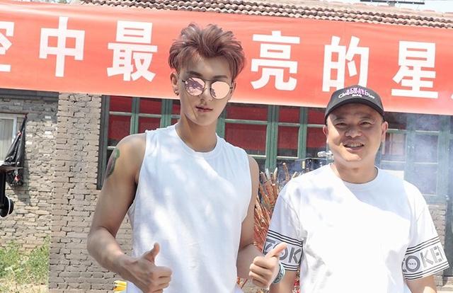 黄子韬爸爸追悼会举行，圈内好友仅赵奕欢现身，鹿晗和吴亦凡缺席