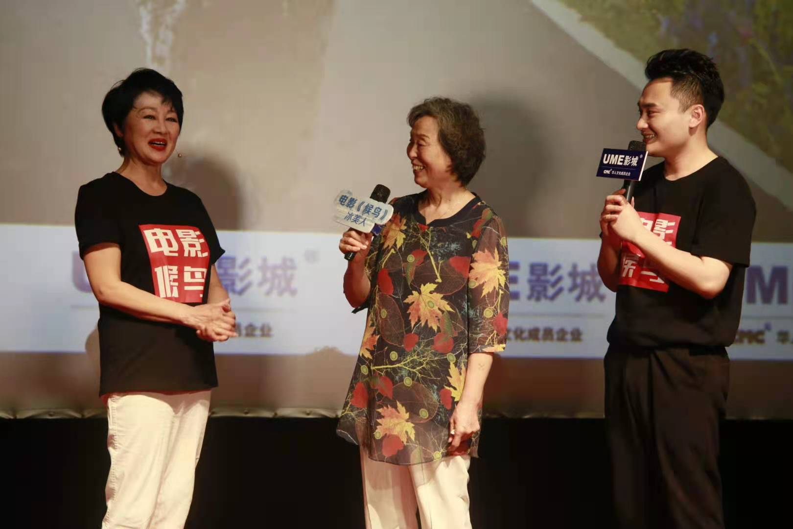 电影《候鸟》遇到“现实故事原型”，路演重庆站年轻妈妈抱娃哭泣