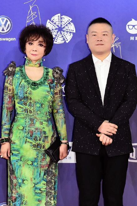 58 years old of Cai Ming wear a cheongsam to have one's moment blanket, baby of Bobby of just like old age, 100 change queen refuses to obey old! 