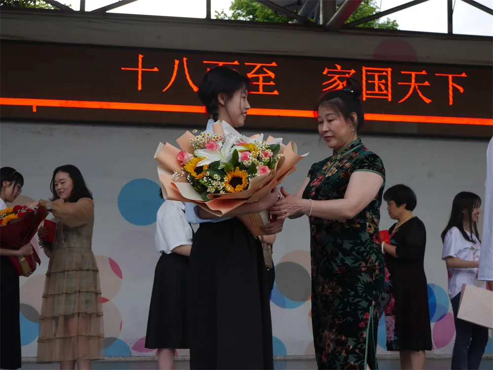 重慶市雙橋中學(xué)怎么樣?18歲成人禮隆重舉行(圖5) 重慶市雙橋中學(xué)怎么樣?18歲成人禮隆重舉行(圖5)