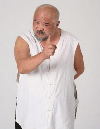 一级演员李琦：喝酒如喝水，每日两包烟害了他，如今65岁成了这样