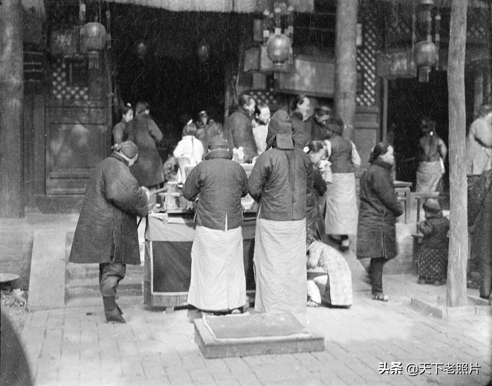 1919年河北保定老照片 百年前保定人过年祈福烧香影像