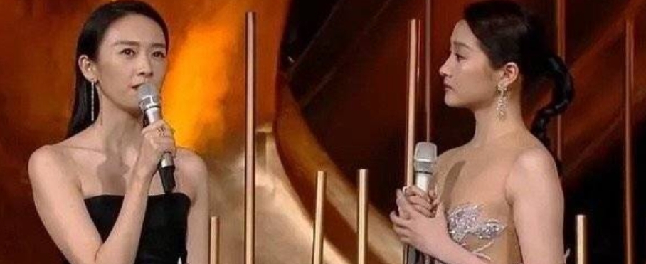 23岁关晓彤美貌不敌44岁李小冉？同框被艳压，网