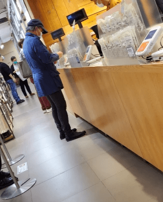 郭晶晶公公罕露面，75岁霍震霆独自逛平价店，头发斑白穿着朴素