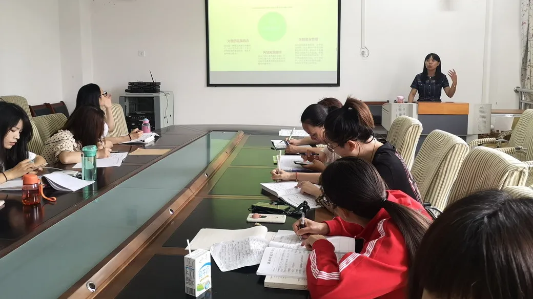 以研促教,共探成长——华阳幼儿园西区开展有效阅读教研活动