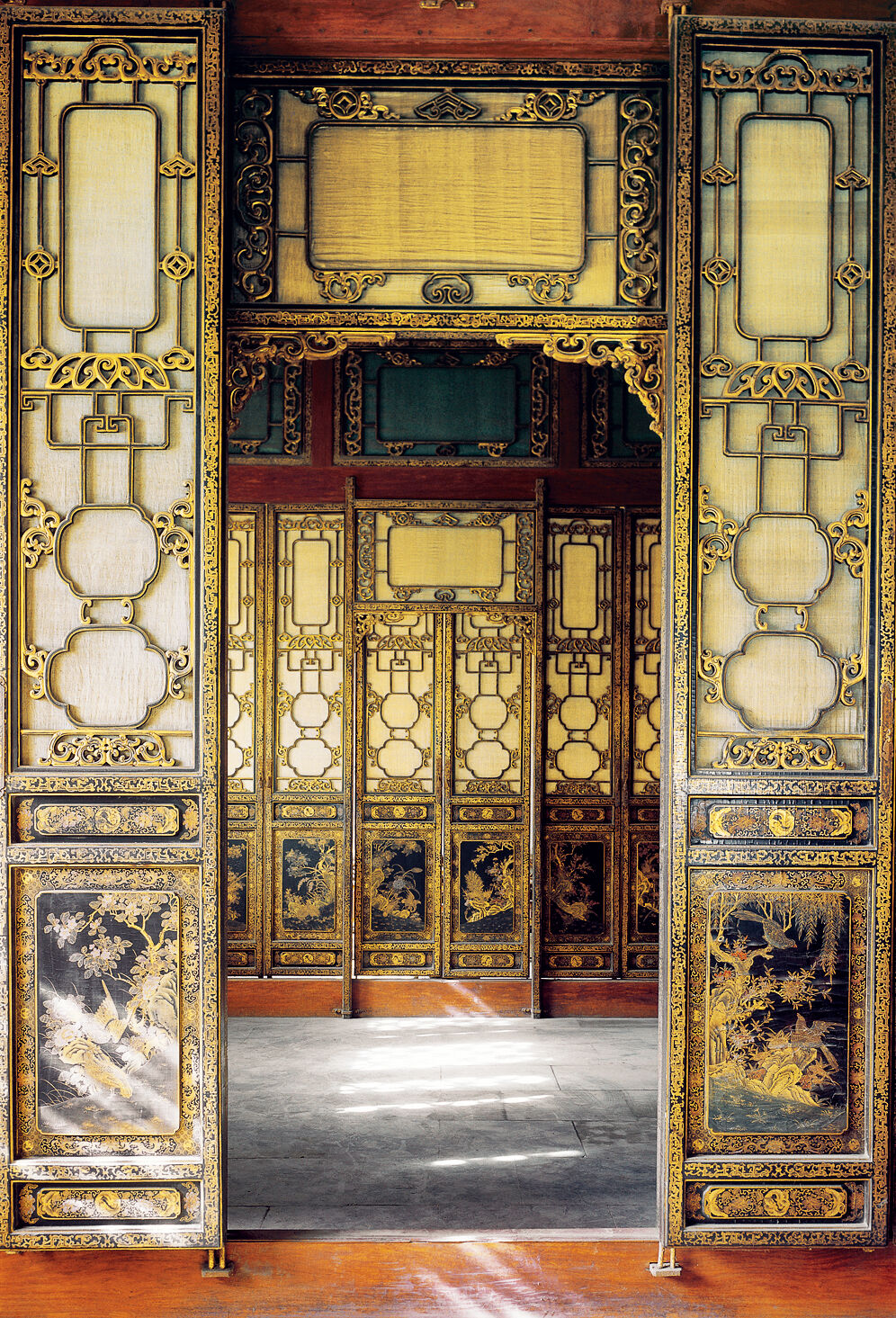 乾隆时期，宫廷装修极尽奢华，漆器工艺运用到了极致