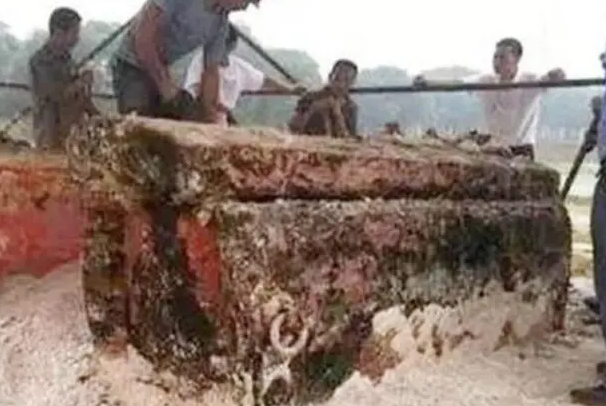 北京发现李莲英之墓，废3把铁锤才打开，棺中景