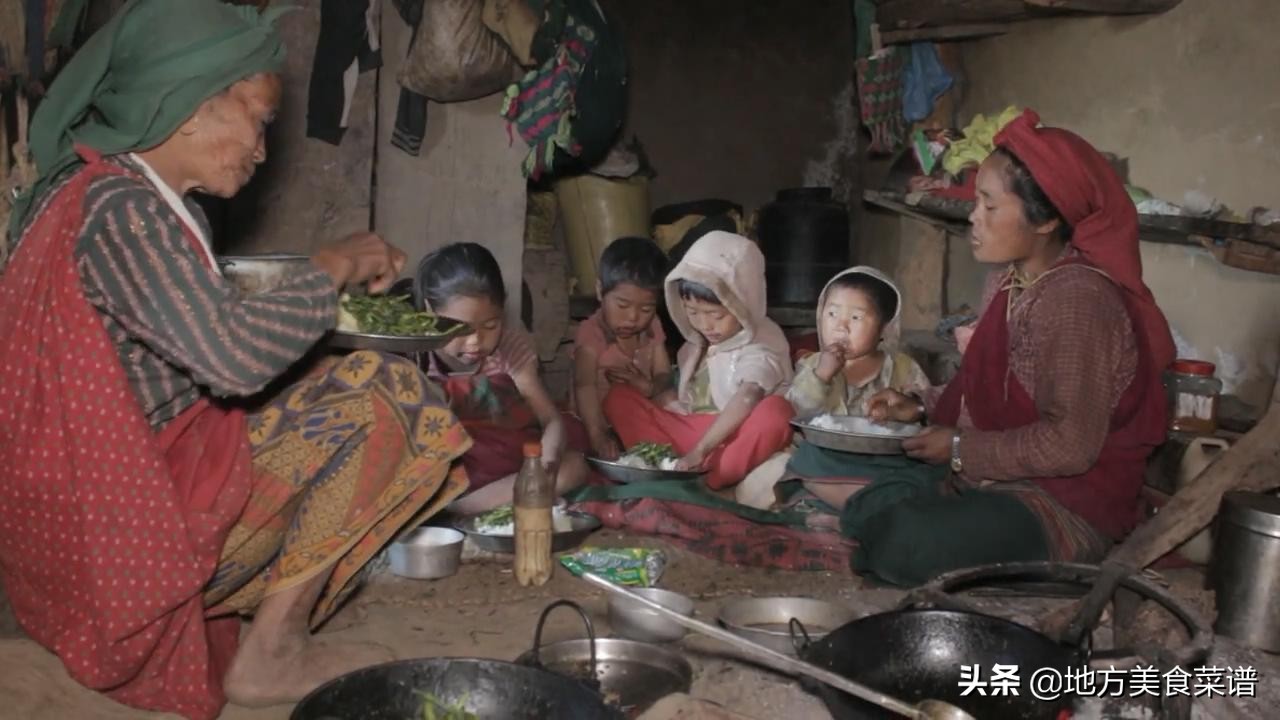 带点泡面看望尼泊尔山区穷人，主人用家中一斤