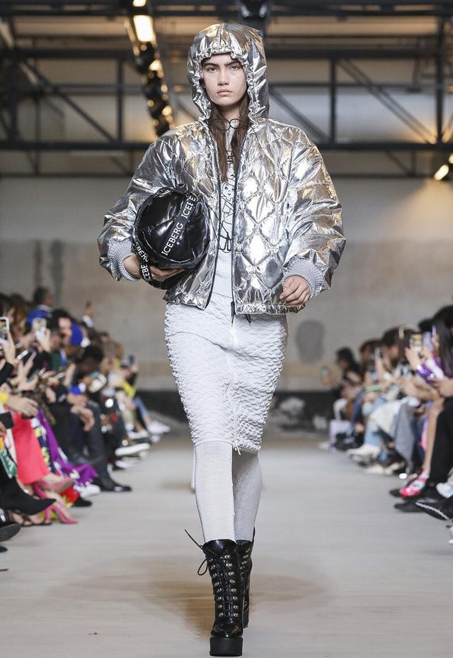 應采兒素顏太抗打，一身低調色依舊美到發光，確定是37歲倆娃媽