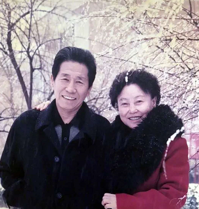 潘长江妻子近照曝光，曾经为他住厕所，却差点被爆红的丈夫抛弃