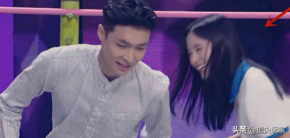 鞠婧祎被张艺兴公主抱，谁注意到她被放下后第一动作，暴露人品