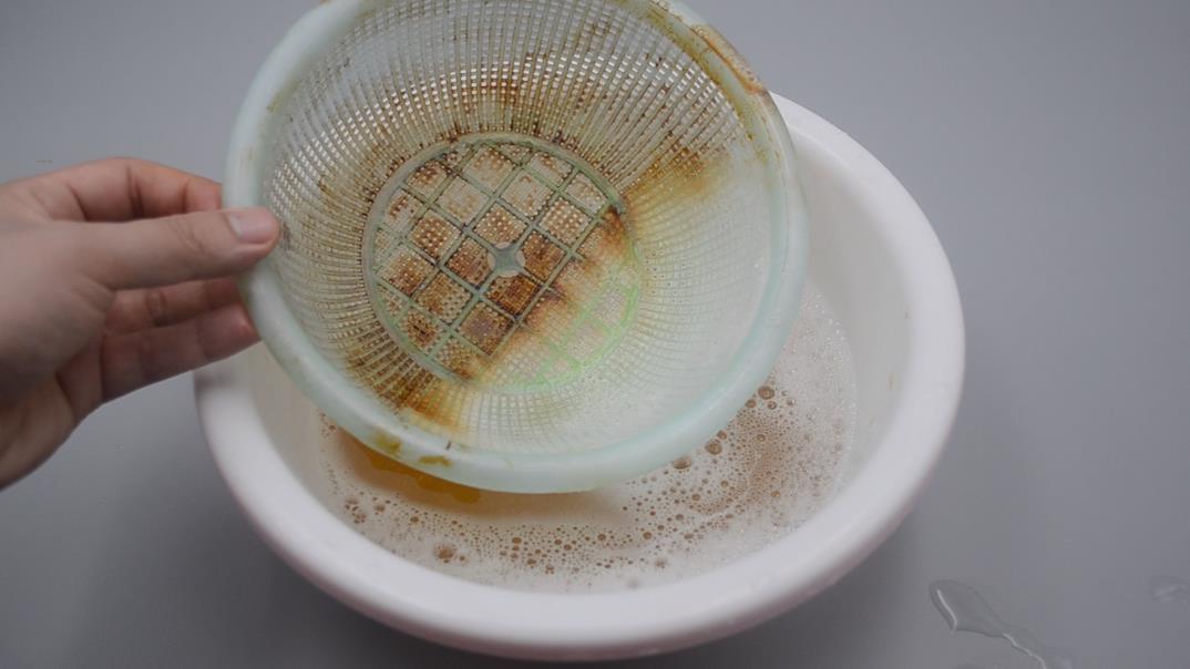 不管菜籃子多髒多油，不用刷子刷，只需泡一泡，污漬輕鬆洗乾淨