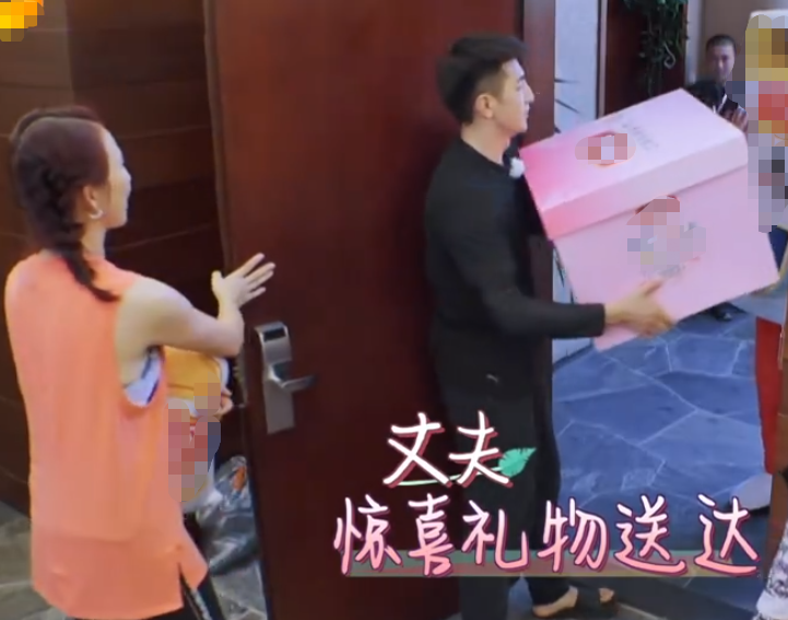 都在夸吉娜的“蚂蚁腰”，当她换上泳衣，我却忍不住看她的腿