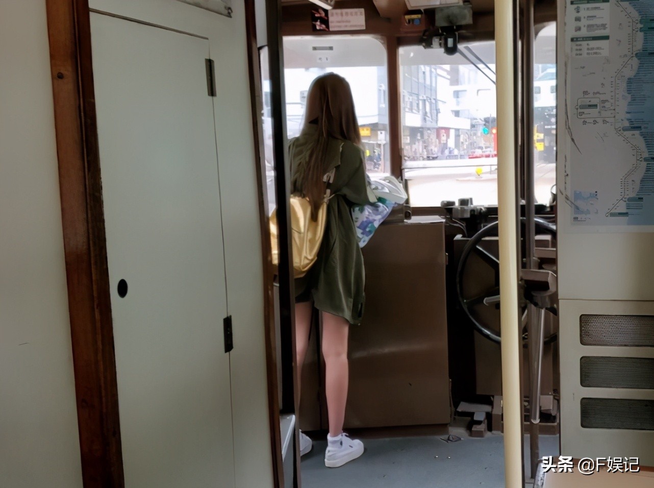 陳凱琳獨自拿幾大袋東西節儉搭電車回家還與老公鄭嘉穎暗暗撒狗糧