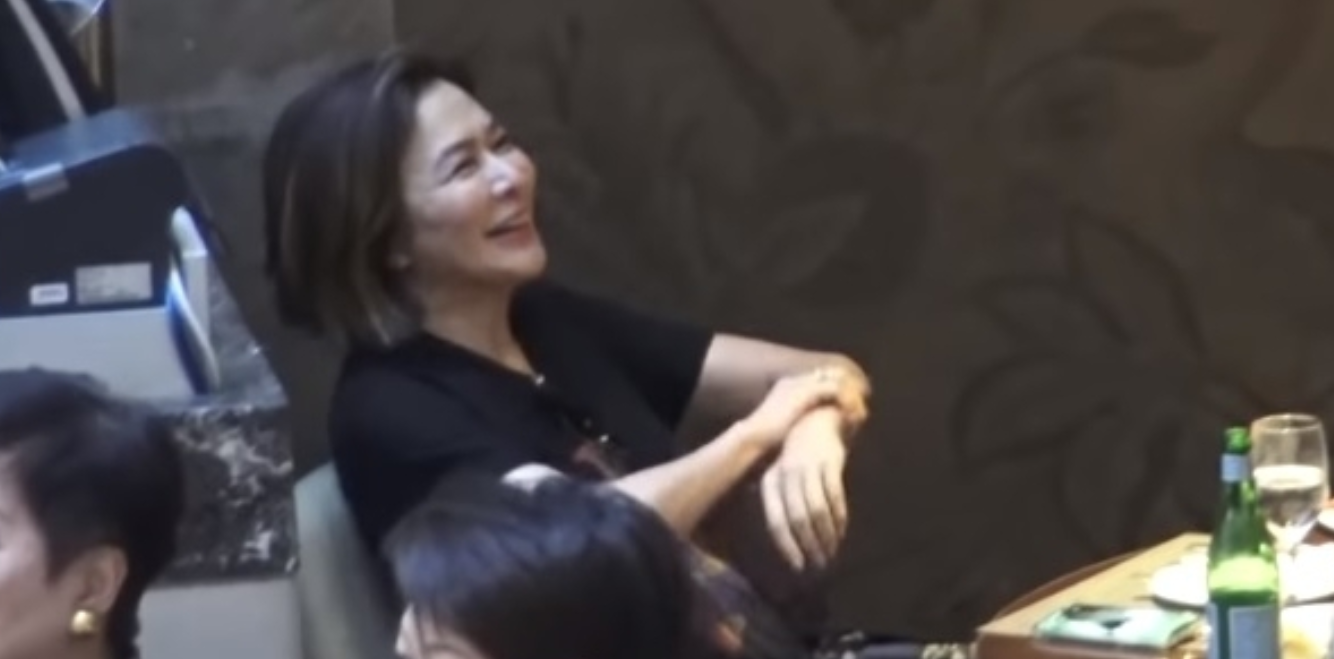 关之琳有新恋情？和小鲜肉聚餐娇羞撩发，半年前和年轻男模频约会