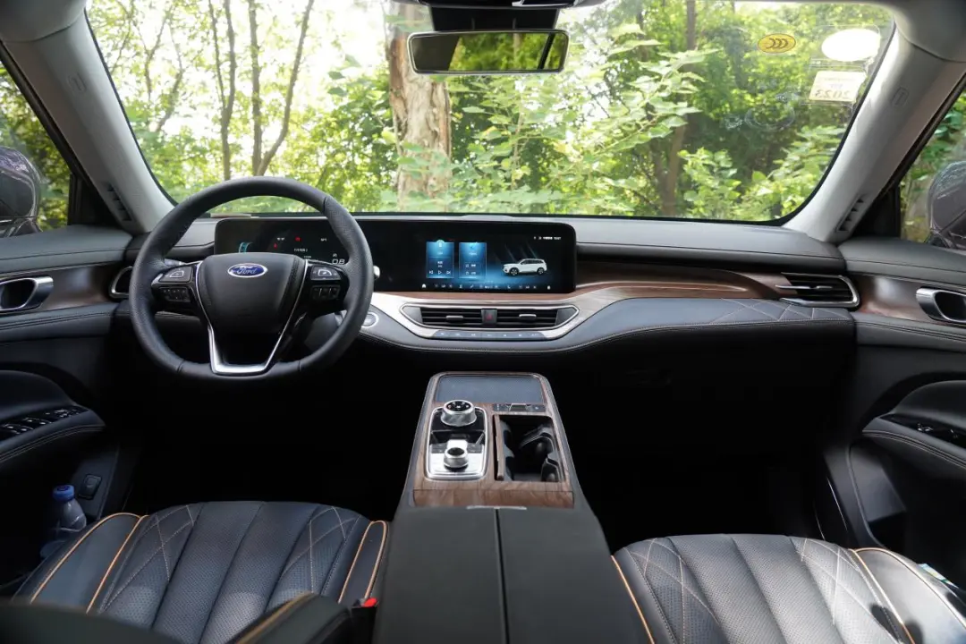 领裕的内饰整体感觉也不错,布局合理,且大面积地使用了软质包覆并加装