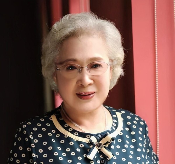 100岁的秦怡，满头白发仍美丽，婚姻家庭不幸，她是如何保养的