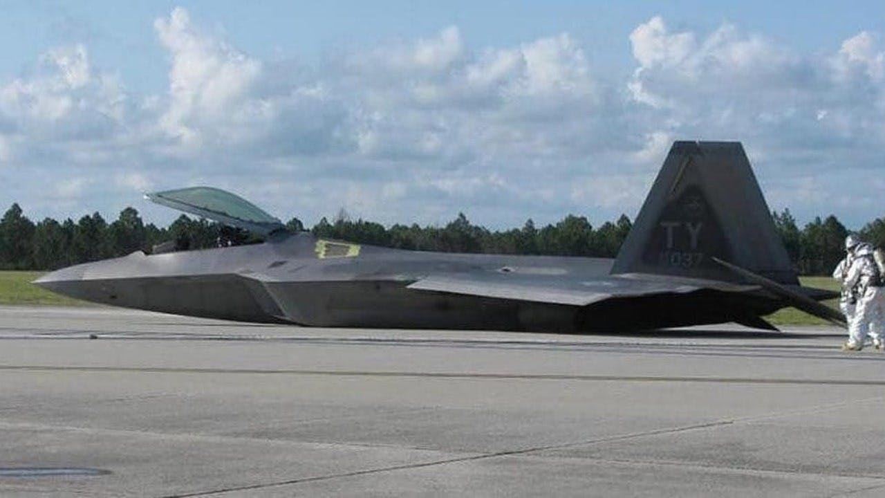 中国制裁美国军工，F-22战机接连报废，中国跑赢的几率有多大