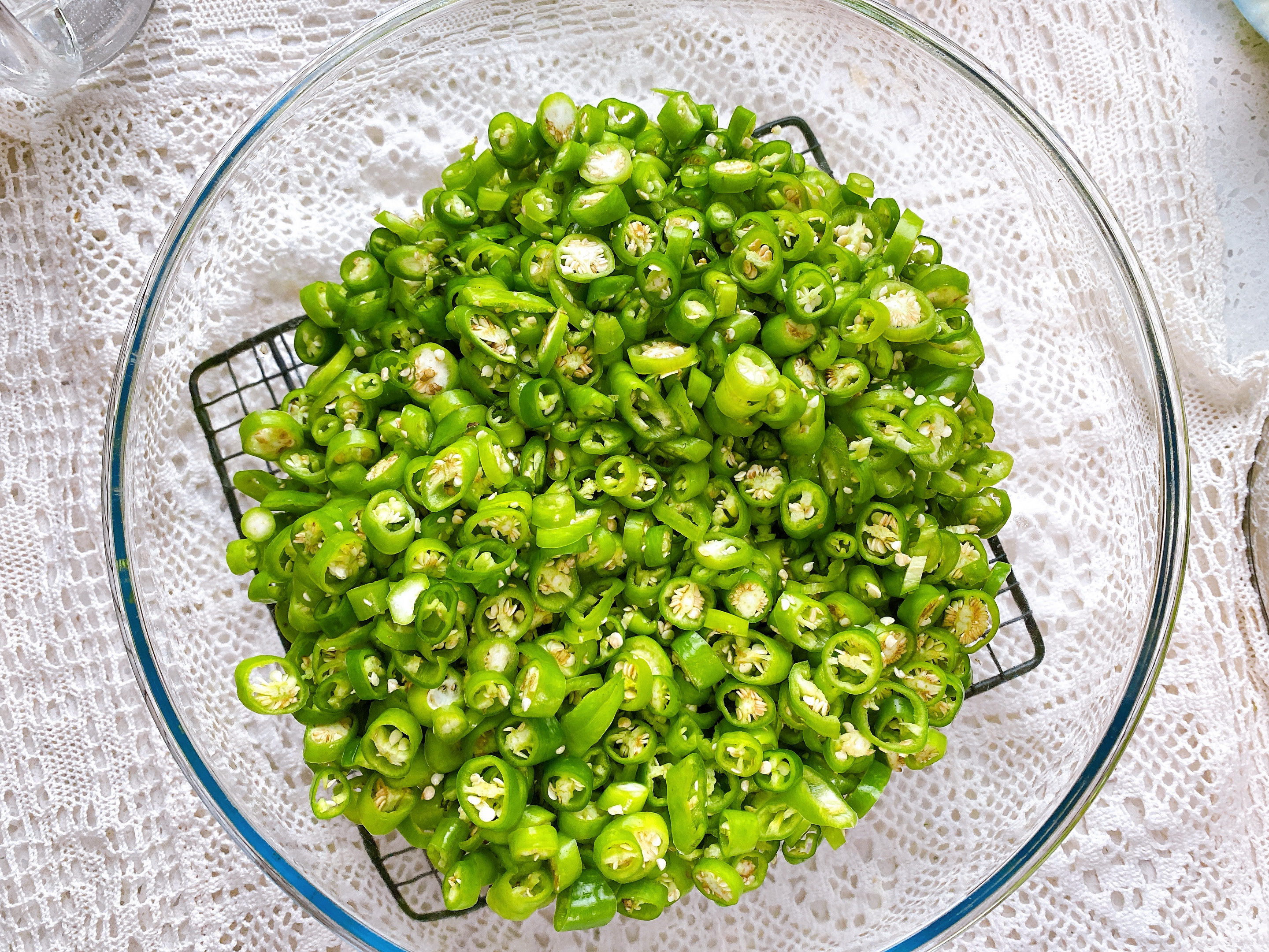 腌辣椒的季节到了，教你独家腌法，不加盐2小时就能吃，又香又辣