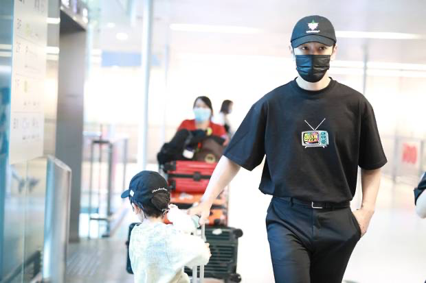 黄晓明带儿子走机场被拍！4岁小海绵肤白腿长，一身潮牌价值上千