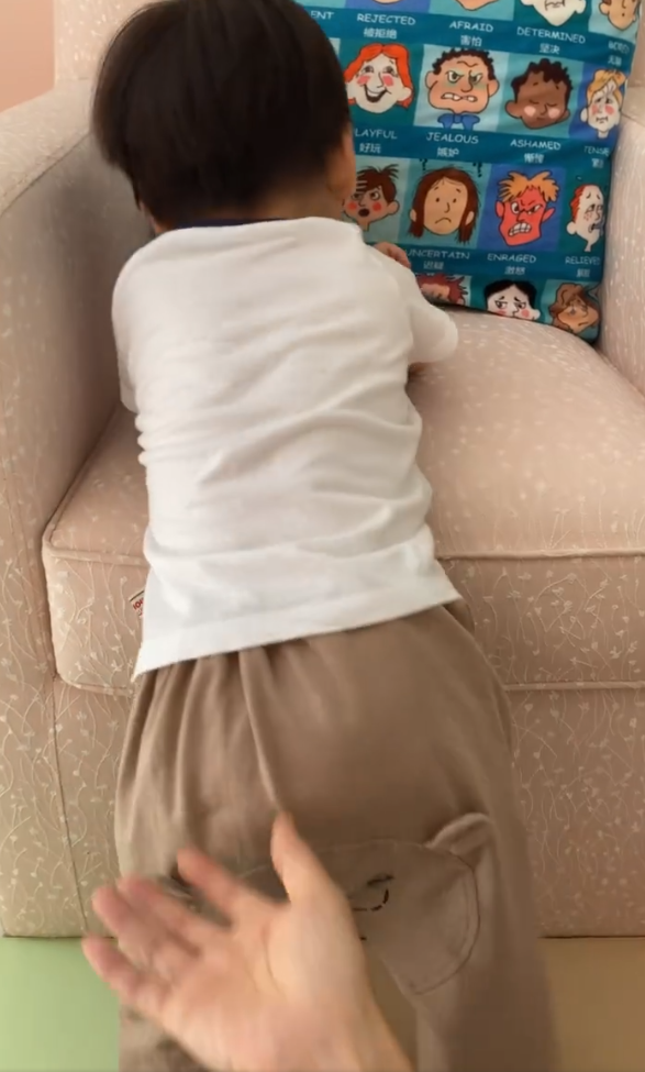 章子怡曬17個月大兒子，弟弟賣力爬沙發不服輸，還自帶配音萌翻