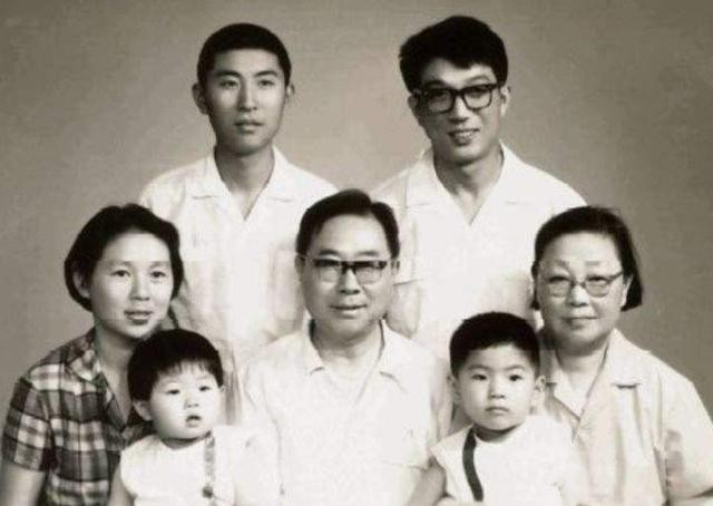 节目下架，书店关门：从万人敬仰到人人喊打，高晓松该何去何从？