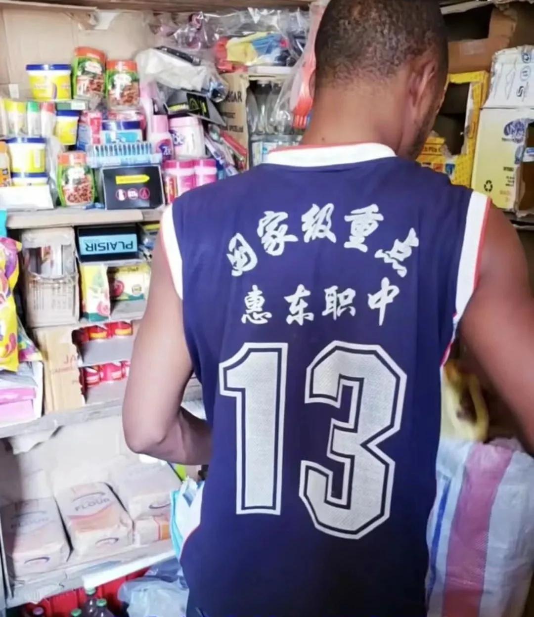 非洲黑人最时髦的衣服，可能是你扔掉的二手货