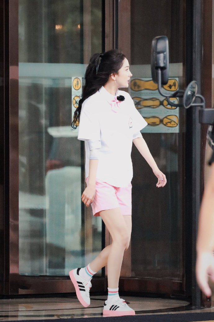 《密室大逃逃》路透，全员一身粉嫩，黄明昊吐