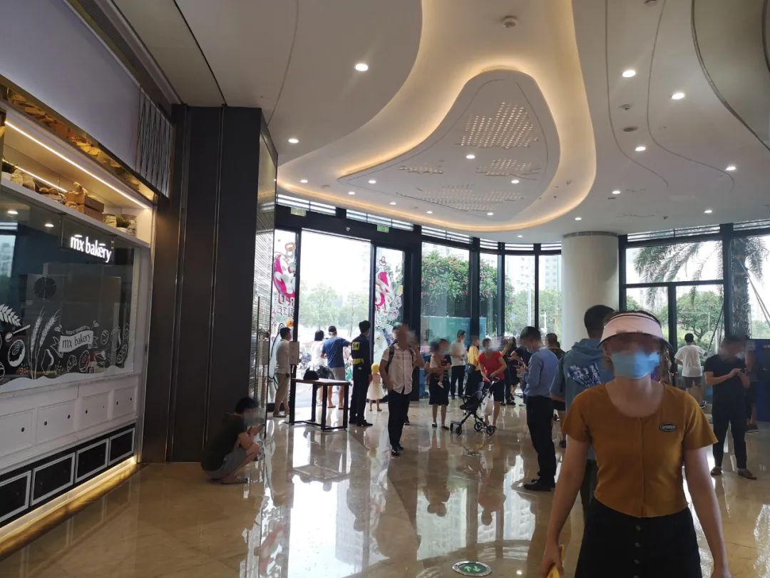 开业4年，近30家空铺围挡...深圳这个商场太惨了