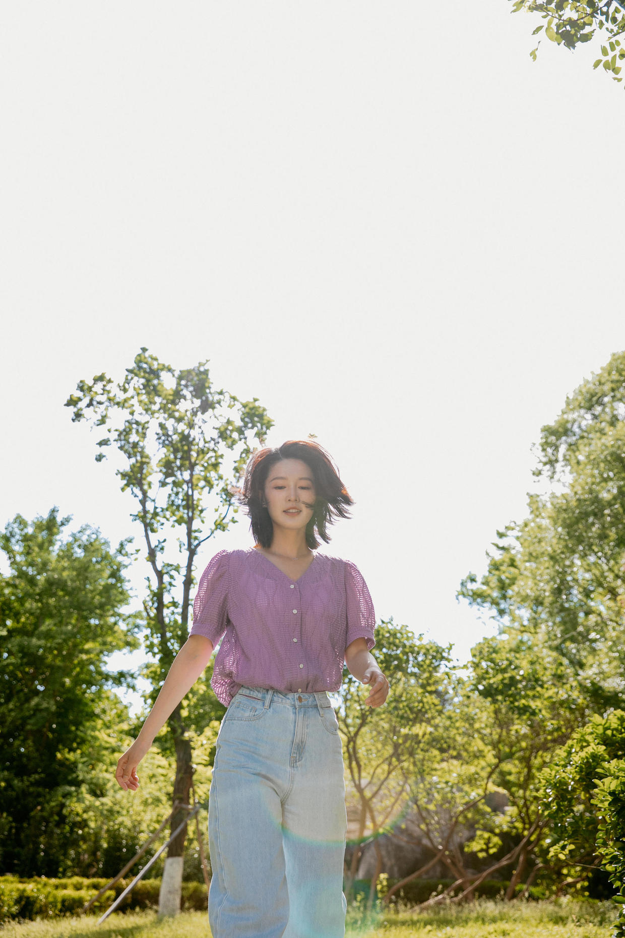 李沁美得让人“心动”，穿拼接色牛仔外套搭长