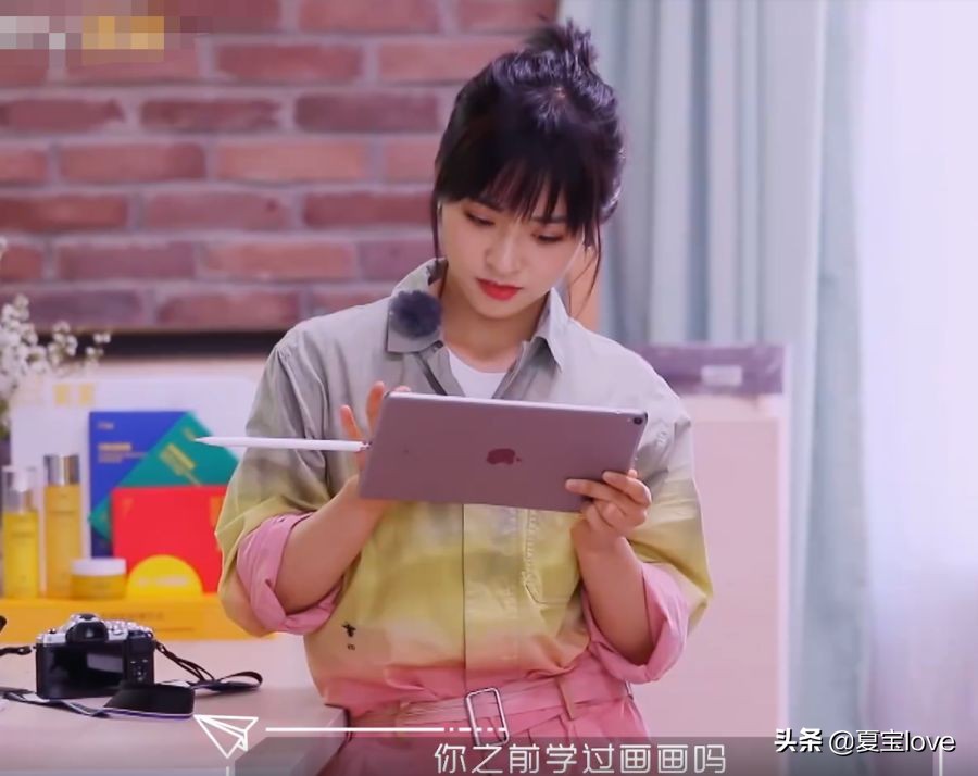 沈月在平板上画画，当完成作品后，看清效果：真没谎报学历吗？