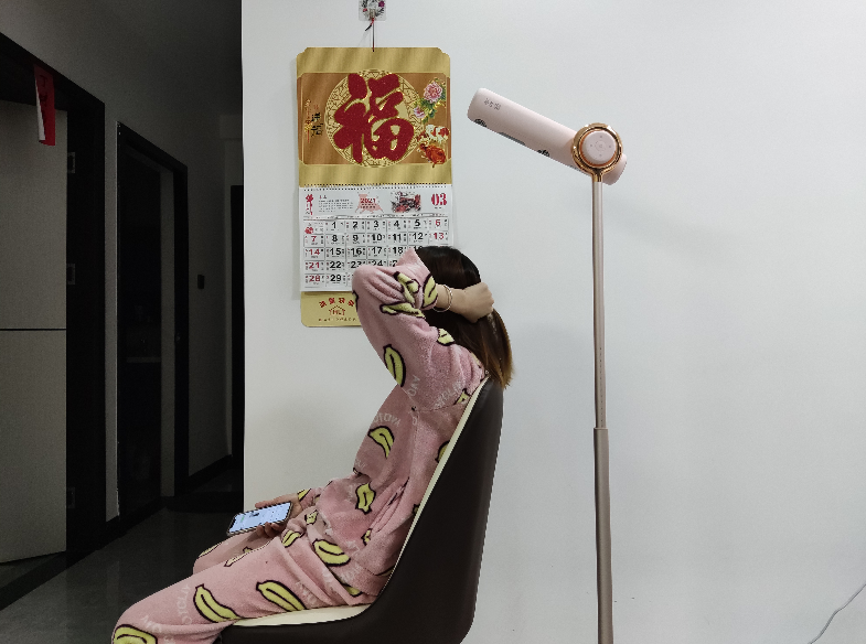 直男不知女神苦，吹发才知长发难，立式吹风机“拯救女神机”