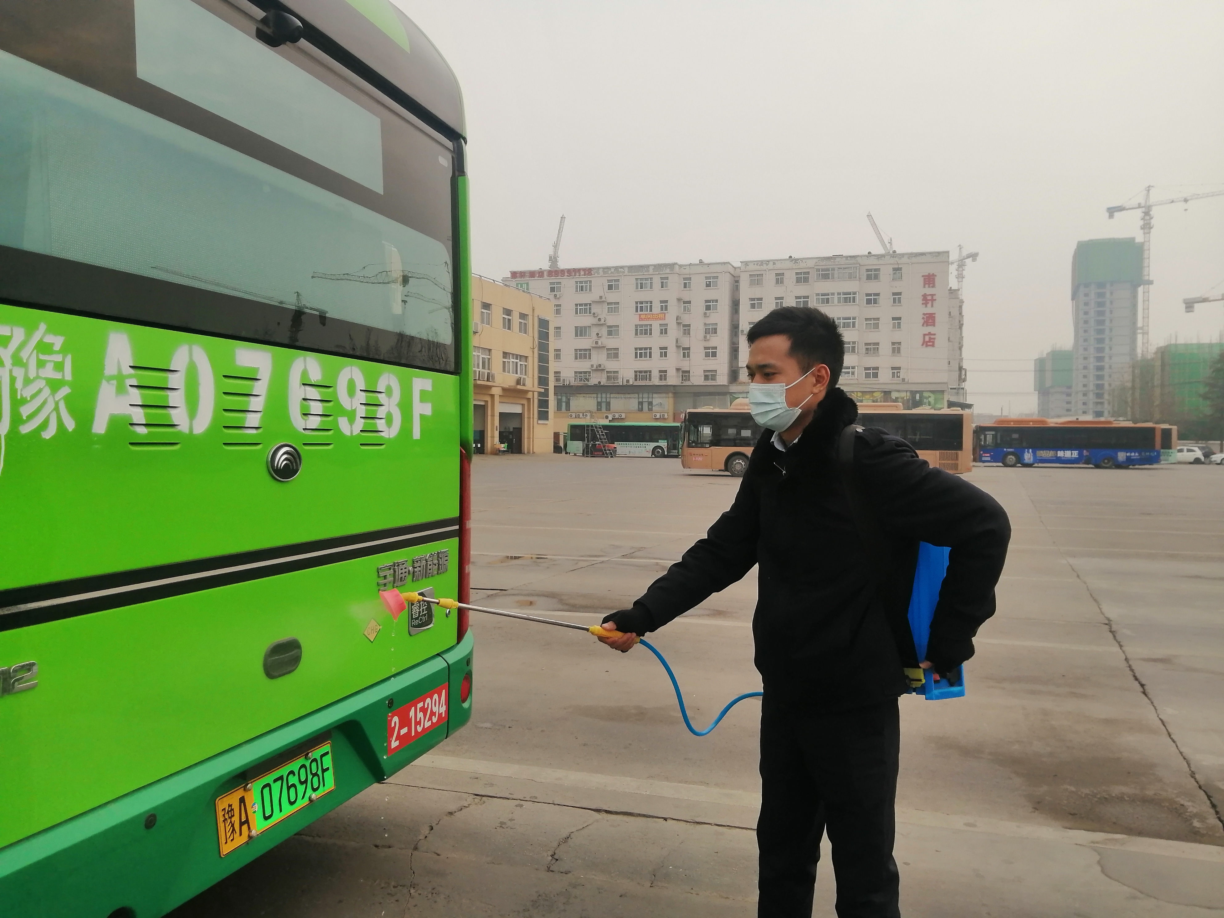 郑州公交严格落实防控举措，守护乘客安全出行