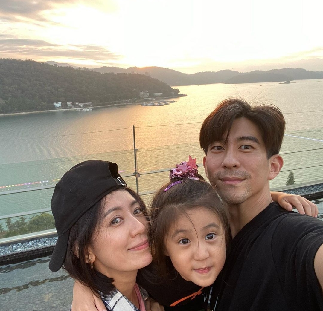 贾静雯晒一家五口游日月潭，与修杰楷恩爱同框，咘咘表情搞怪抢镜
