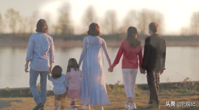 鍾嘉欣帶子女和媽媽同框出鏡賀母親節一家人牽手的背影合照很溫馨