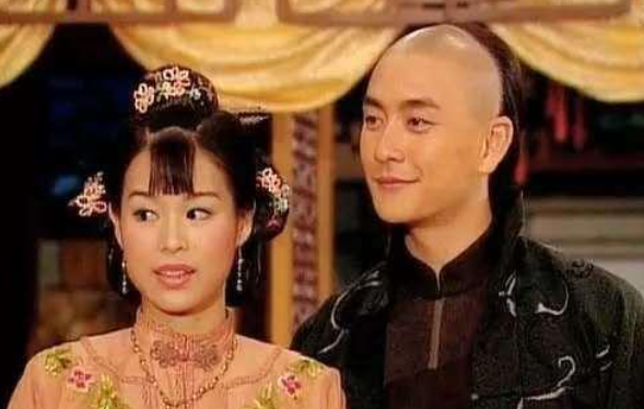 40岁黄宗泽素颜庆生，胡子拉碴面容凹陷，只有一个小蛋糕显寒酸