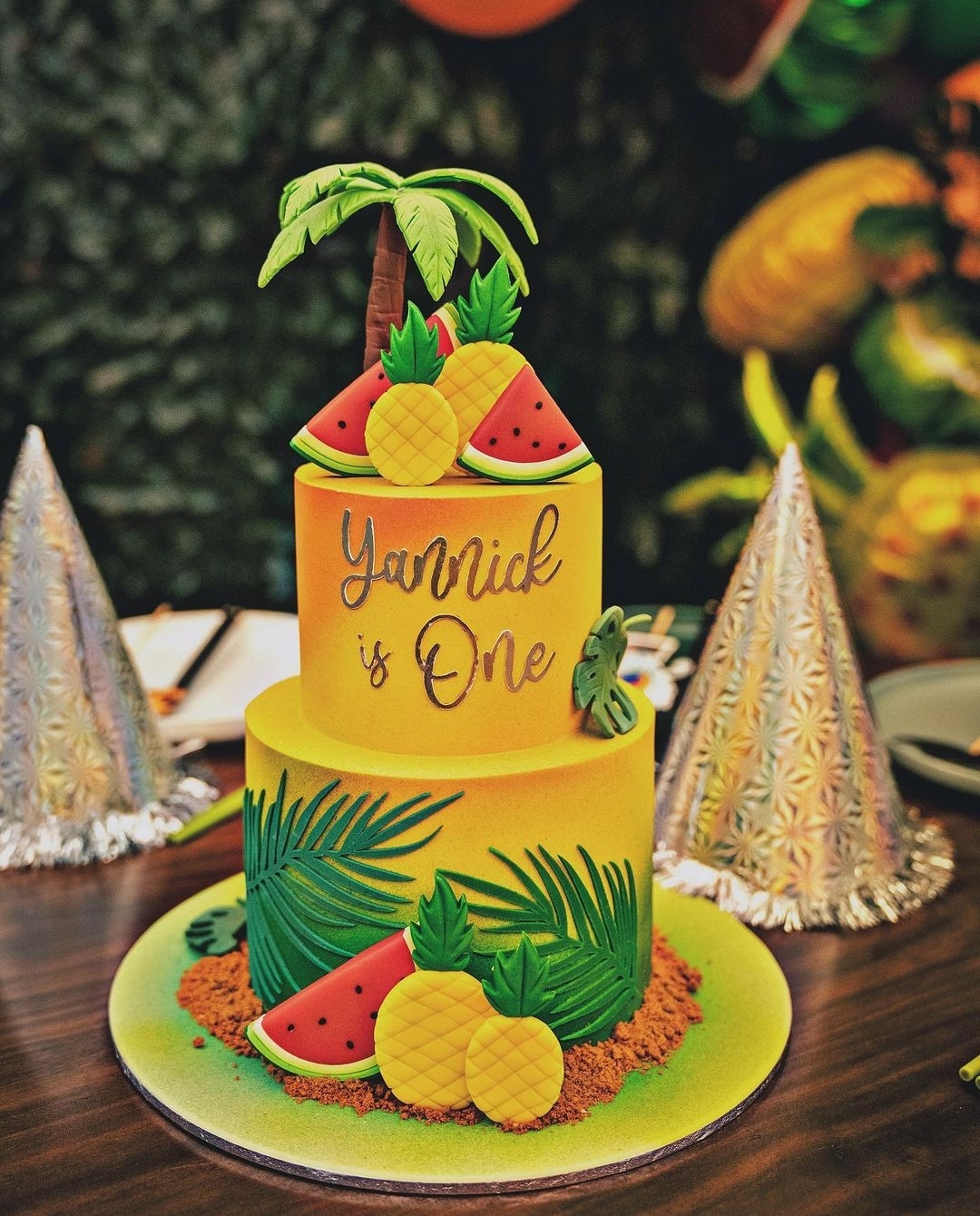 郑嘉颖次子满一周岁，陈凯琳晒照为其庆生，弟弟和哥哥像双胞胎