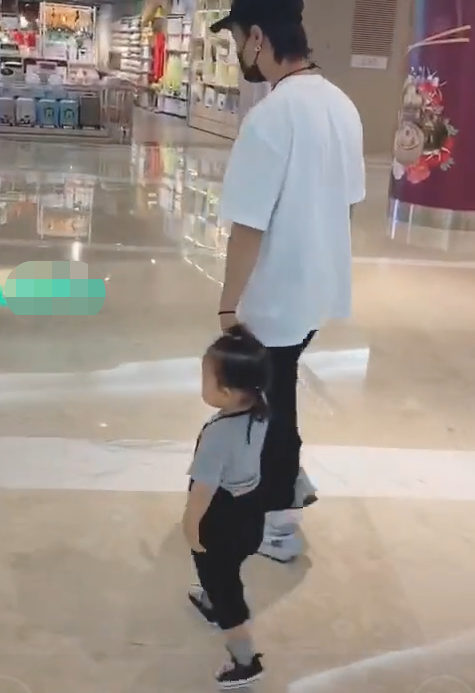 夫妻差别大！男星在家带娃黑眼圈严重显疲惫，老婆身材曼妙状态佳