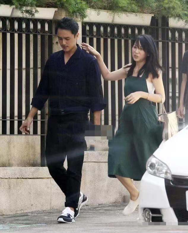 明道餐厅被偶遇，与老婆坐一起超恩爱，1岁儿子正脸曝光眉眼像他