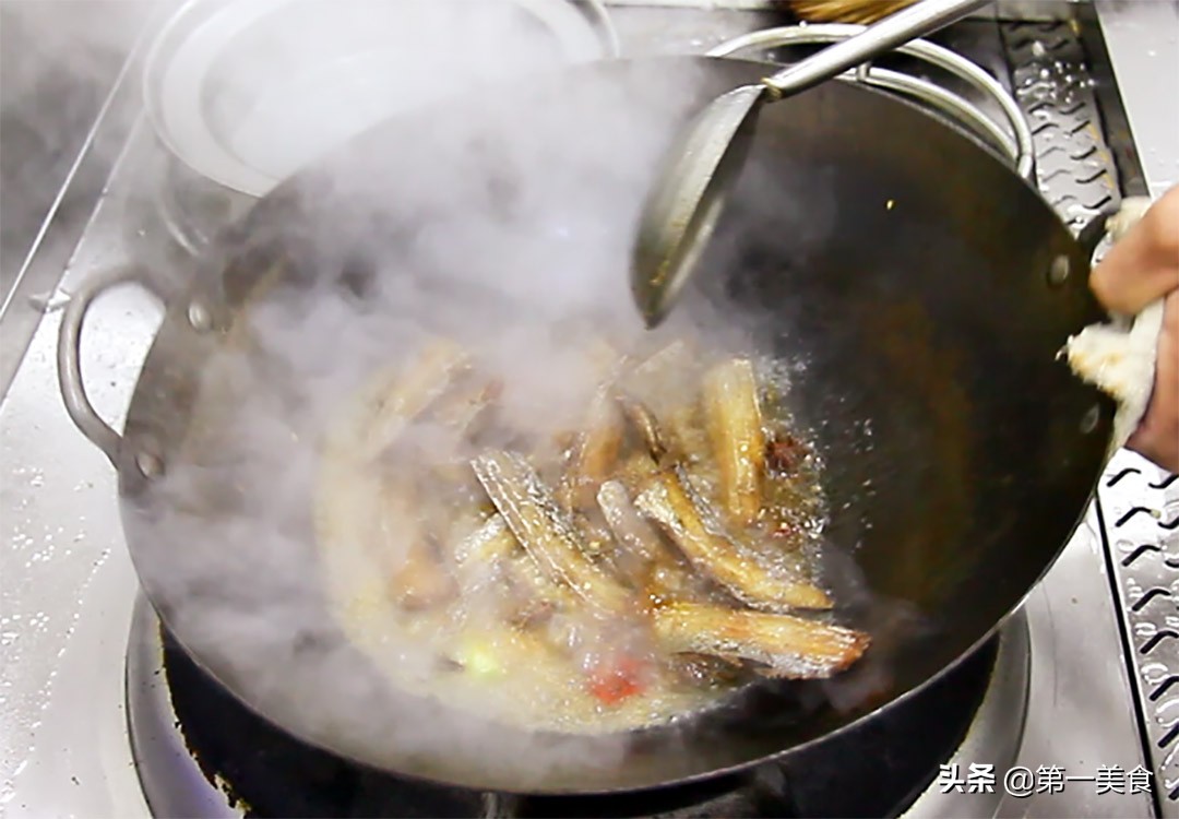 图片[9]-泡椒带鱼怎么做不粘锅不碎 厨师长教你这个小技巧 简单易学-起舞食谱网