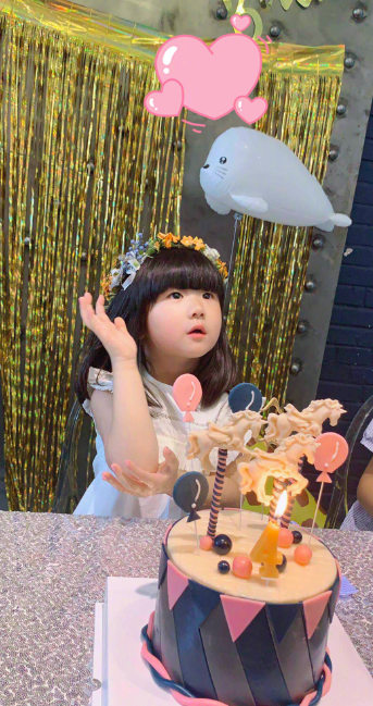 張亮二胎女兒長大了！ 5歲盡顯超模範，和天天合體拍雜誌氣場十足