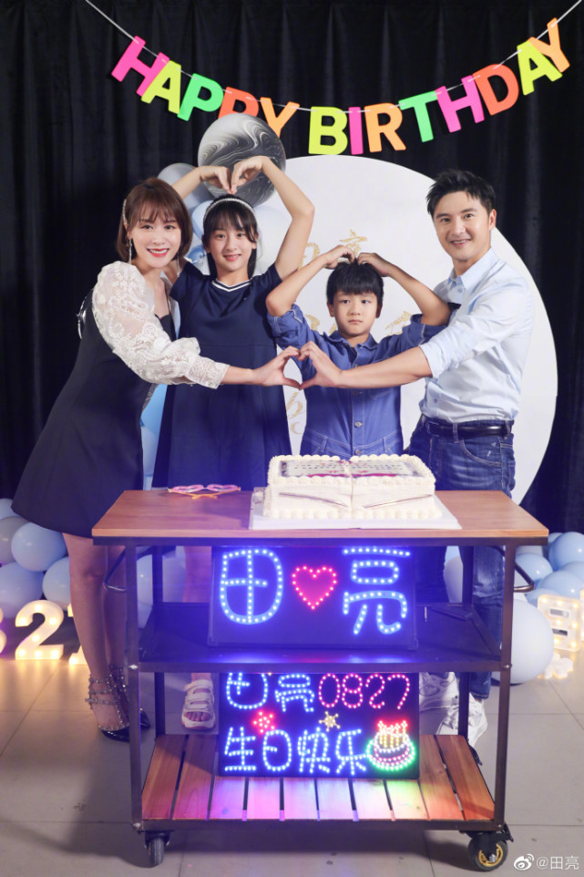 叶一茜晒全家福庆37岁生日，与田亮甜蜜亲吻，森碟身高快超过妈妈