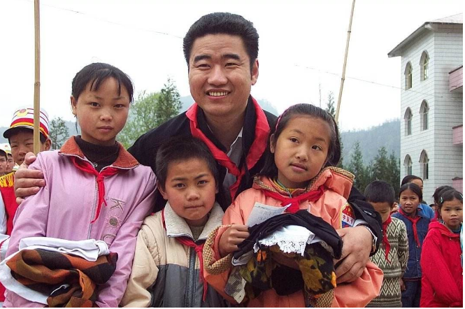 悲情丛飞做公益11年，患癌后，受捐助的人：你什