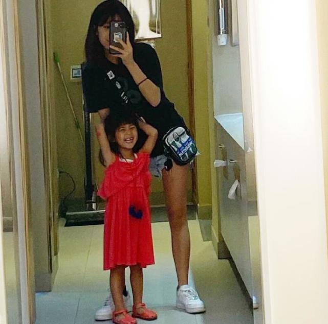 梧桐妹晒与波妞合照，镜头前波妞秒变淑女，托脸卖萌超可爱